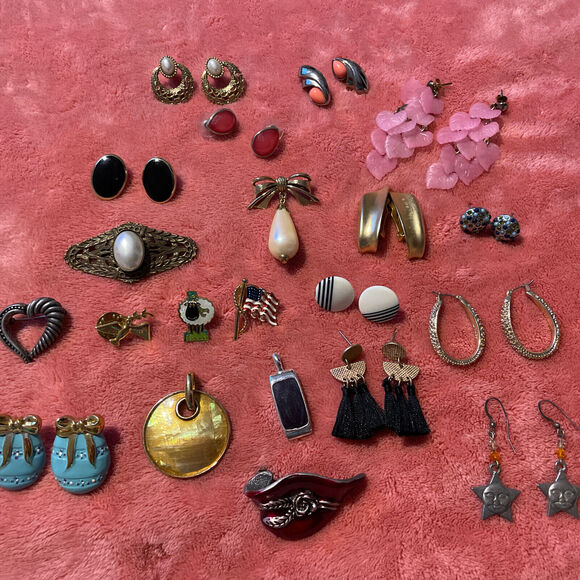 Vintage Estate Jewelry Lot Earrings Pairs Pin Pendants 33 Pcs - Picture 2 of 16